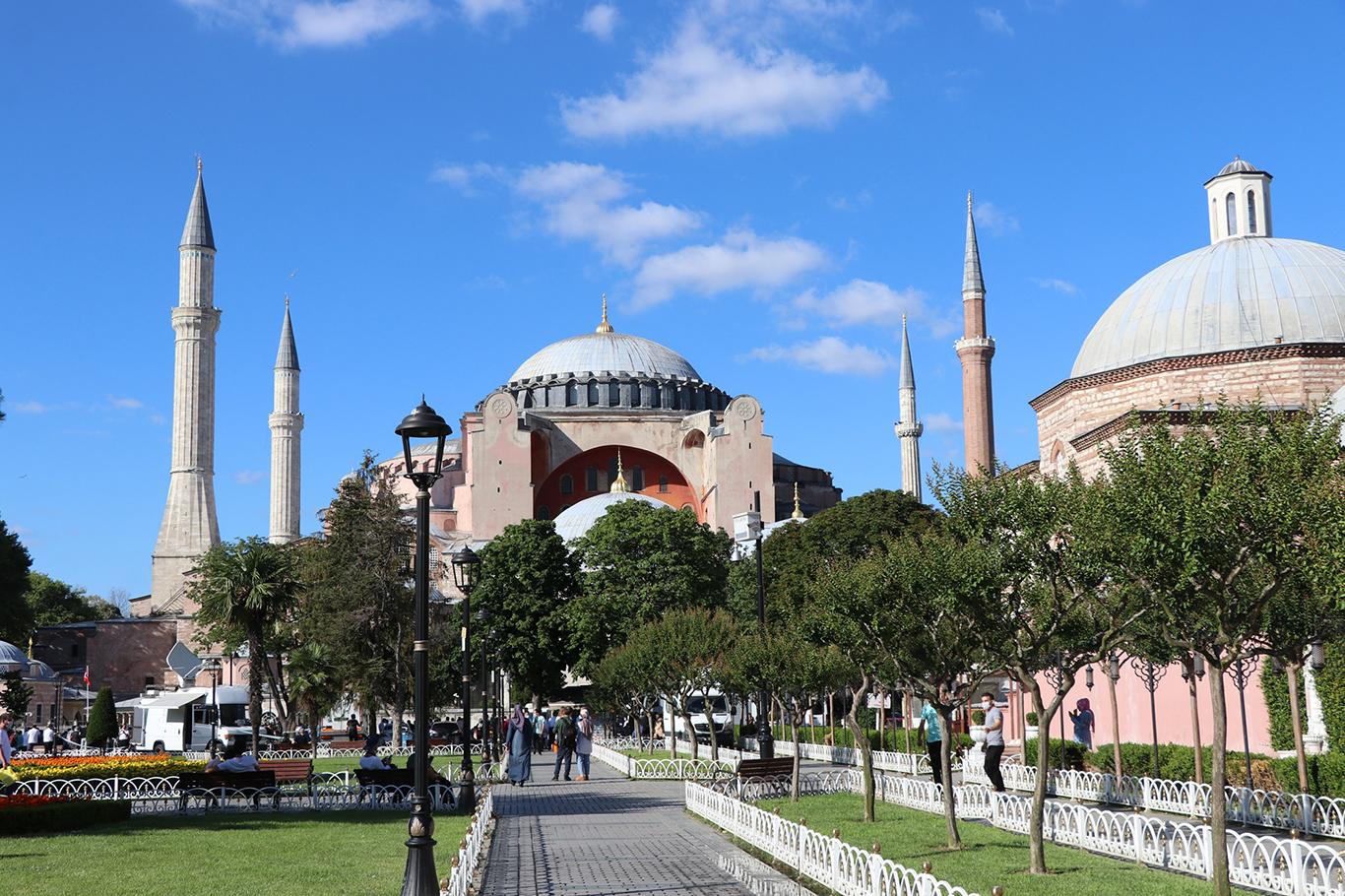 Vatandaşlar: Ayasofya'nın ibadete açılması kararı geç kalınmış güzel bir karardır Vatandaşlar: Ayasofya'nın ibadete açılması kararı geç kalınmış güzel bir karardır